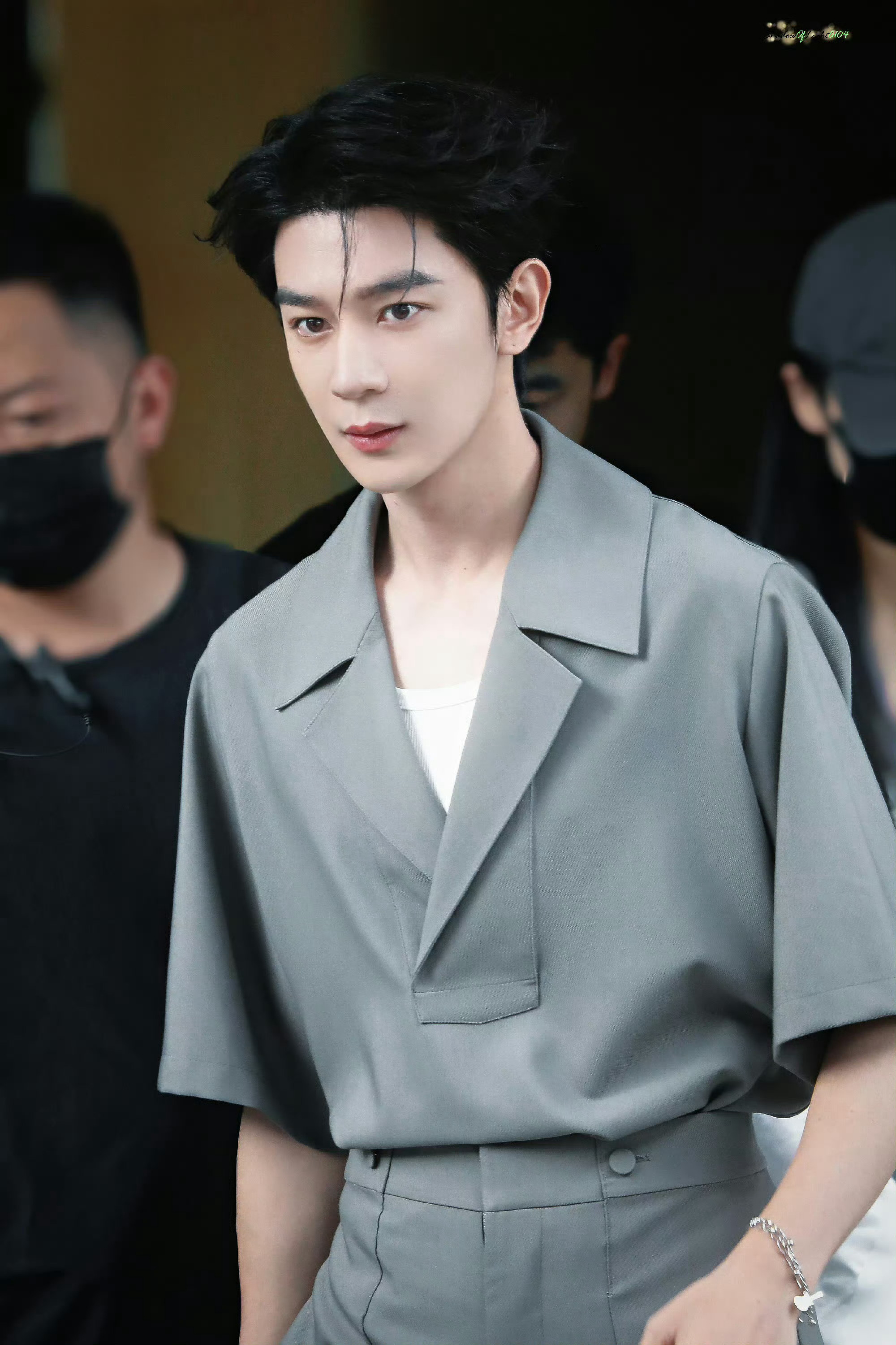 夏之光灰色V领工装《国医少年志》最后一天录制，夏之光灰色V领工装路透释出，简约清