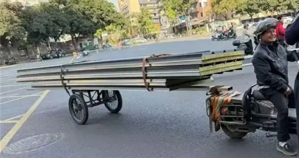 成都二仙桥大爷又被交警拦下：骑电动车违规载货 被安全教育