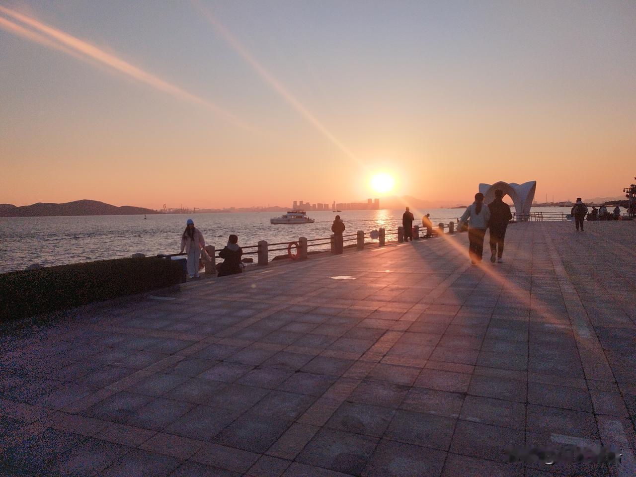 今天回访朋友时，读到友友“小草”的声明，她说要退出头条。看完她的决定，我心里也萌