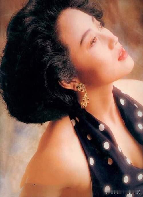亚洲小姐冠军利智和港姐亚军小姐李美凤同穿黑底白色圆点波点衣服，两人好身材暴露无遗