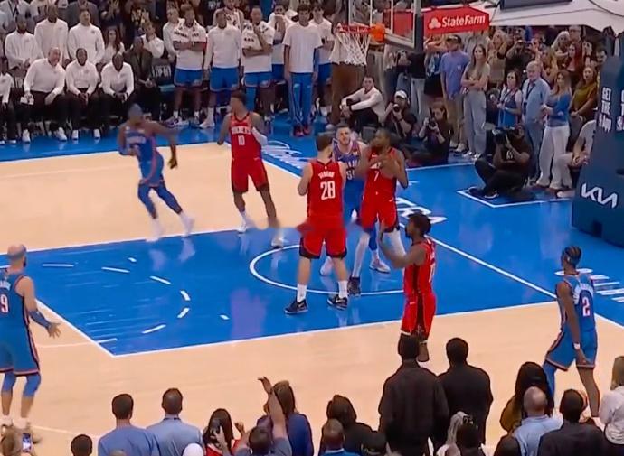 杜兰特没暂停喊暂停 杜兰特差点给火箭叫没了 不得不说申京的反应才是神级的，解说员