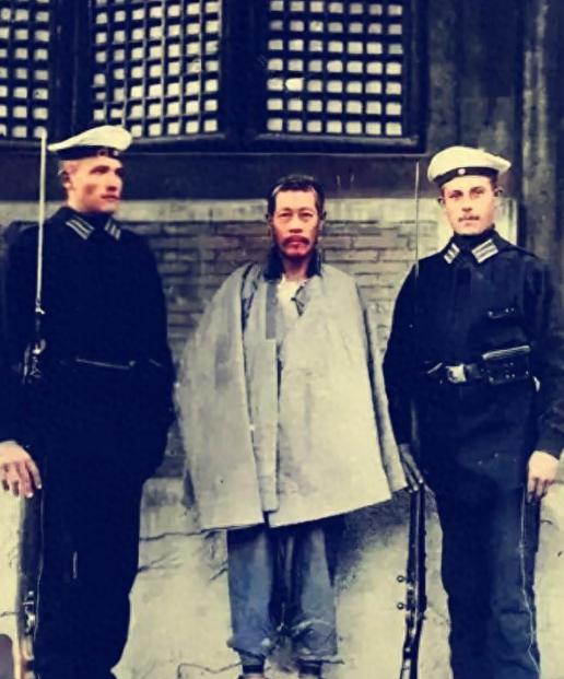 这是晚清神机营霆字枪队章京恩海的临刑照，他因射杀肆意杀害中国百姓的德国公使而被处
