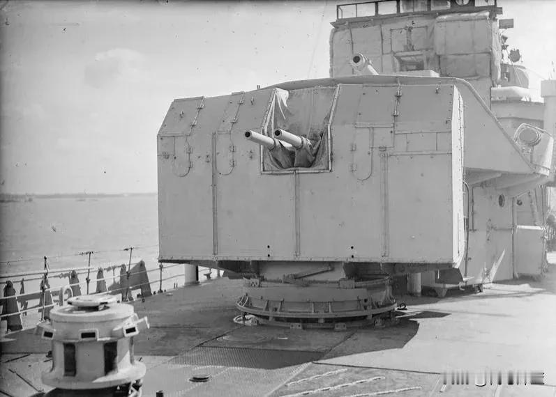 英军“麦凯”号驱逐舰上的双联6磅炮
1943年8月，英国海军“麦凯”号（HMS 