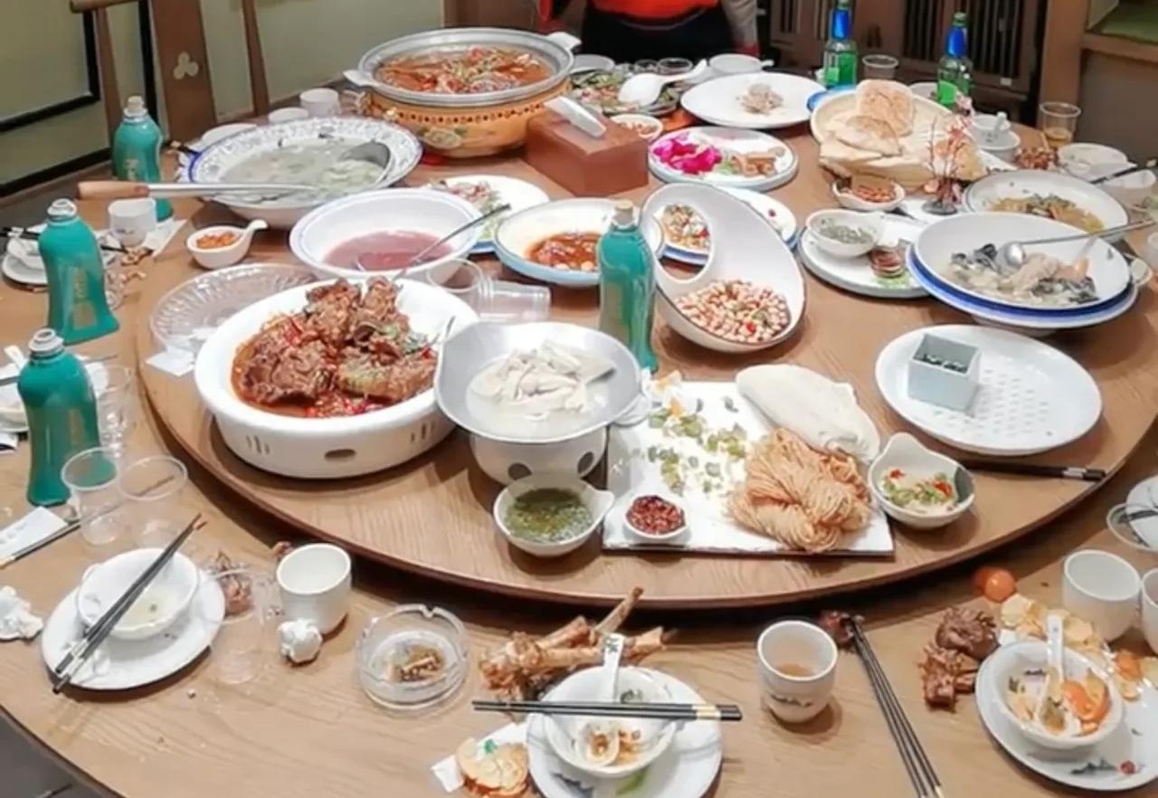 饭馆里一桌客人离开了，剩下两盘40多元的肉菜。
​老板收拾桌子，瞅见旁边桌一位5