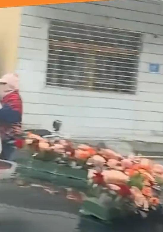 抗拒婚俗，新郎护住自己的新娘抱起就跑[赞]绝了

近日，来自河南的一条新闻，尽管