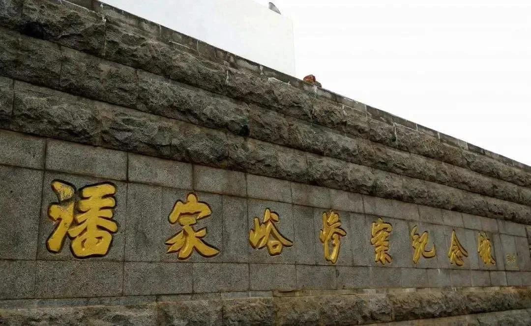 1939年，日军吊起一孕妇抽打，逼问她八路军的消息。几分钟后，孕妇告诉汉奸：“让
