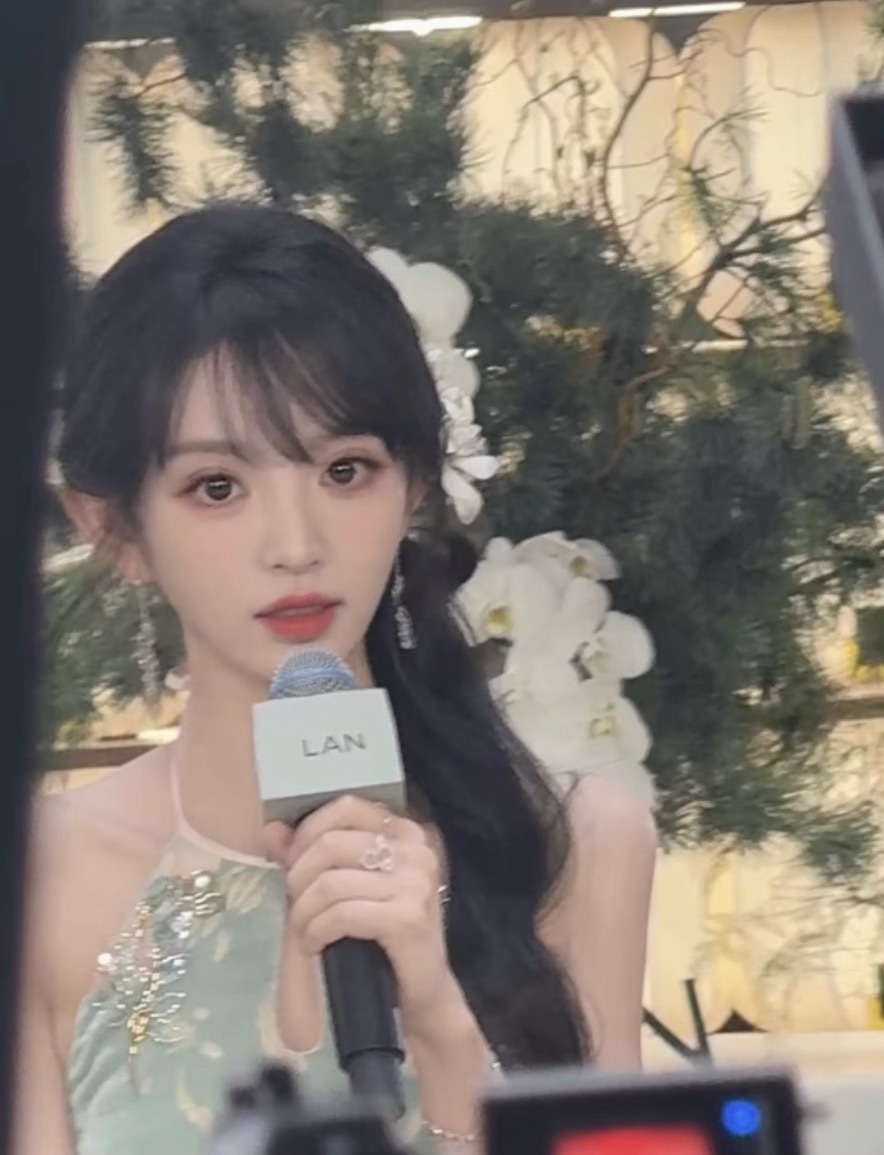 田曦薇Gucci全球广待遇【田曦薇】据说是最接近真人的一张 