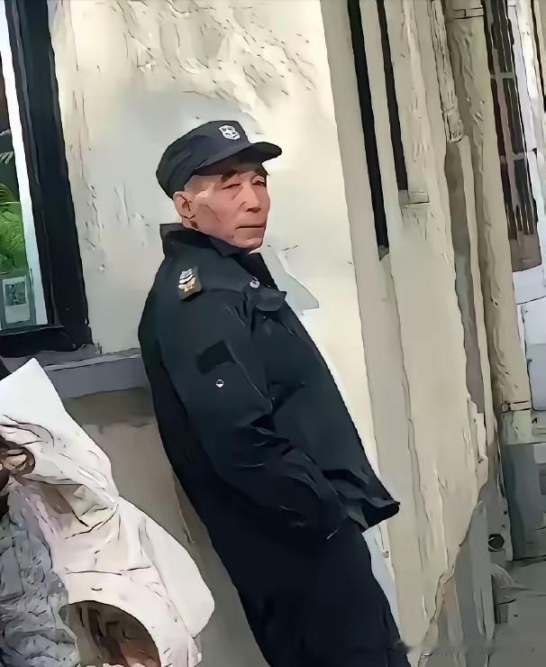 初露锋芒平型关，
更挥雄师东入关！
叹惜人生无常事，
栖居门房当保安！