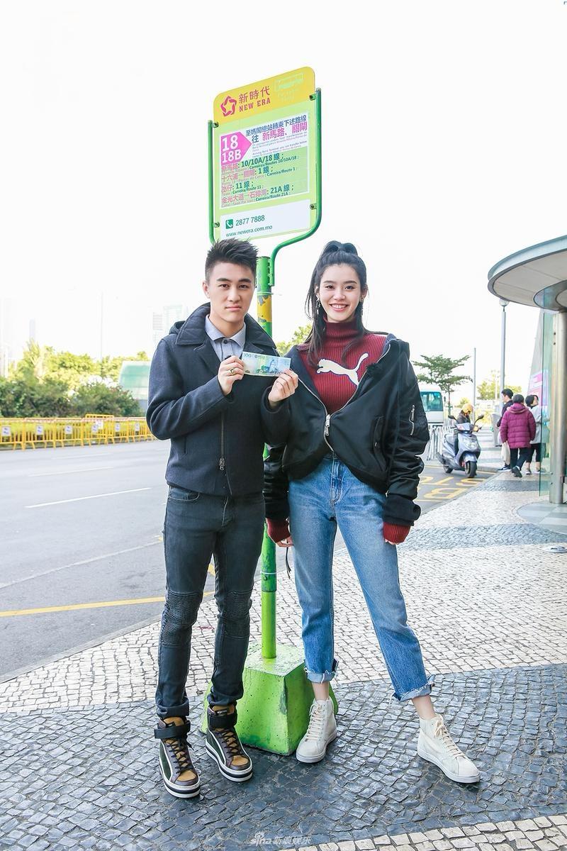 何猷君买菜时，随手拿起一块，对着卖家说：“我要姜！”卖家比了个手势，奚梦瑶立马激