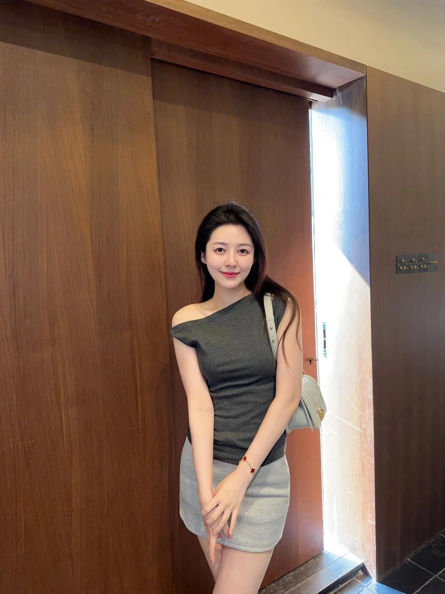 脑子是理性的 心是感性的 所以清醒的看着自己沦陷