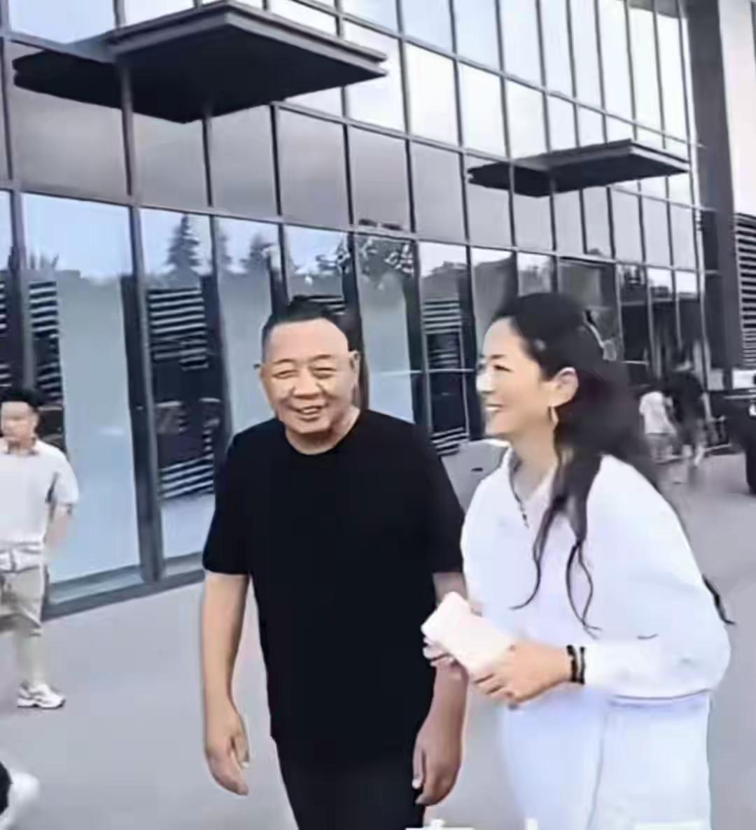 着眼长远，大众情结。近日，“亚洲糖王”的女儿郭惠光亮相胖东来，白衬衫配黑长裤、近