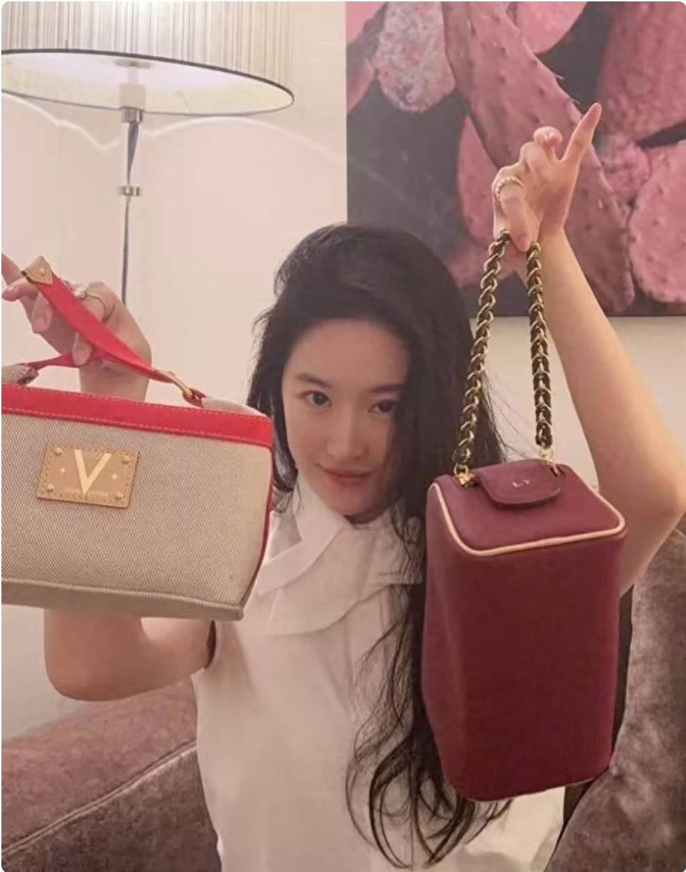 刘亦菲准备LV大秀，手拎两个LV包包，表情可爱，越发小女生了 