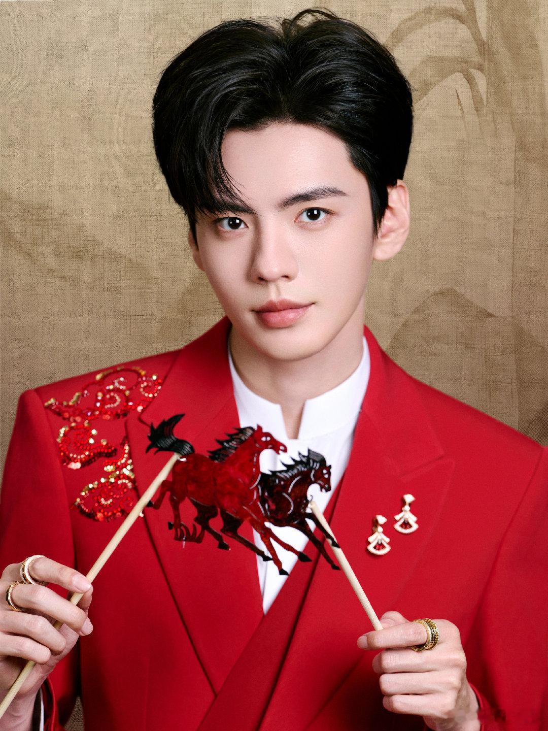 毕雯珺王玉雯倒车入库毕雯珺在春晚拜完人拜空气毕雯珺王玉雯在春晚舞台上表演倒车入库