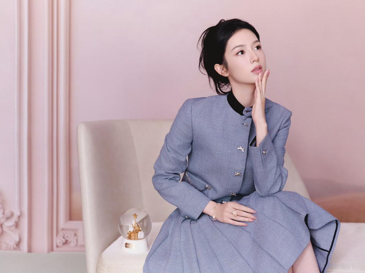 周也出席迪奥活动
妆造完全豪门大小姐！