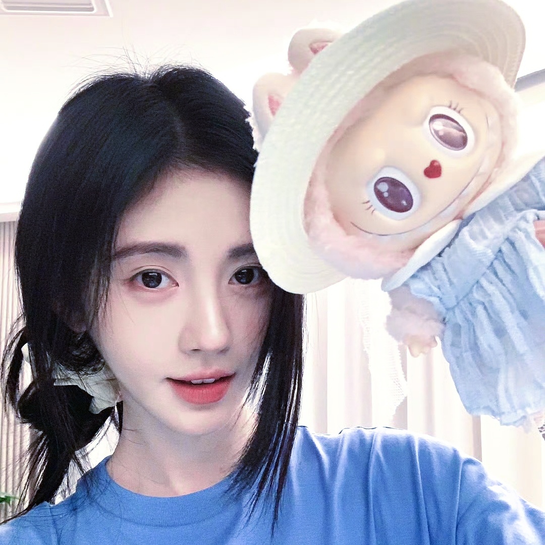 今日份蓝色女明星头像分享鞠婧祎拿图点赞即可 