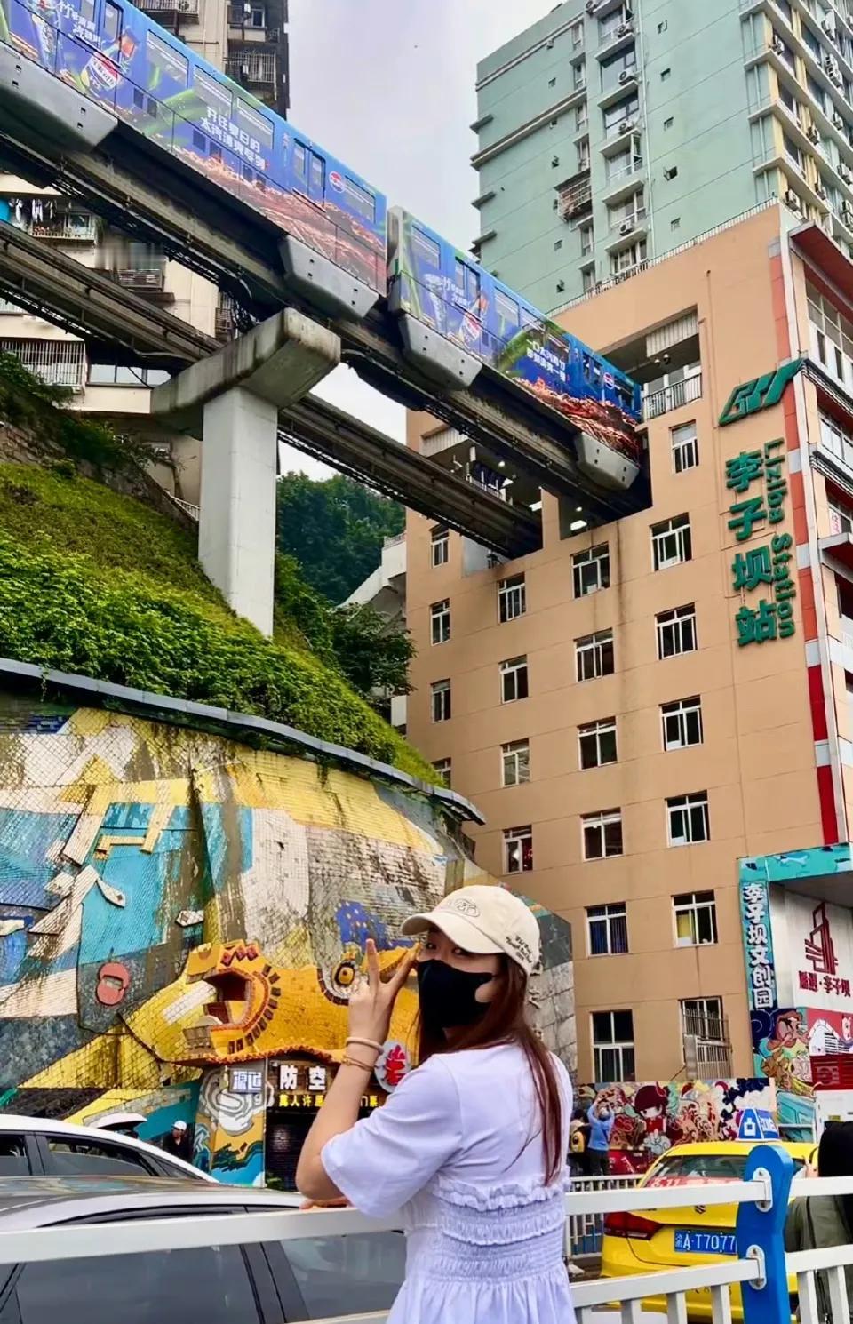 陈梦结束重庆冠军赛后，也打卡重庆，还发了美照。

看陈梦去的地方，应该是李子坝轻