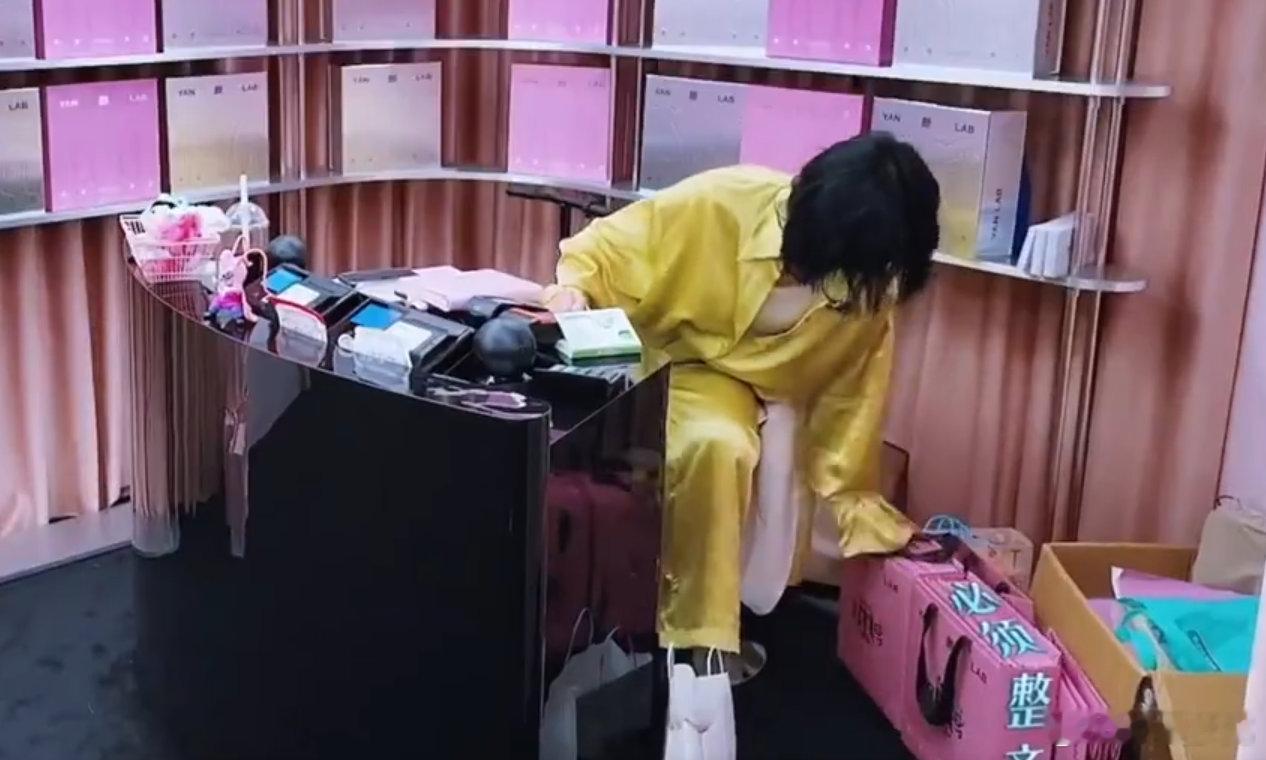 尚雯婕[超话]尚雯婕复旦舞霸柔韧度具象化谁看《巴黎合伙人》笑到了？尚雯婕带伤收银