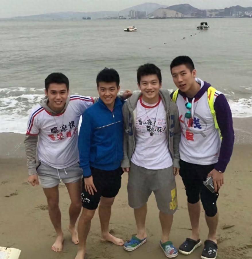 那个时候的东哥多好呀！
 
来瞅这张国乒海边老照片！
少年东哥笑得多灿烂，
旁边