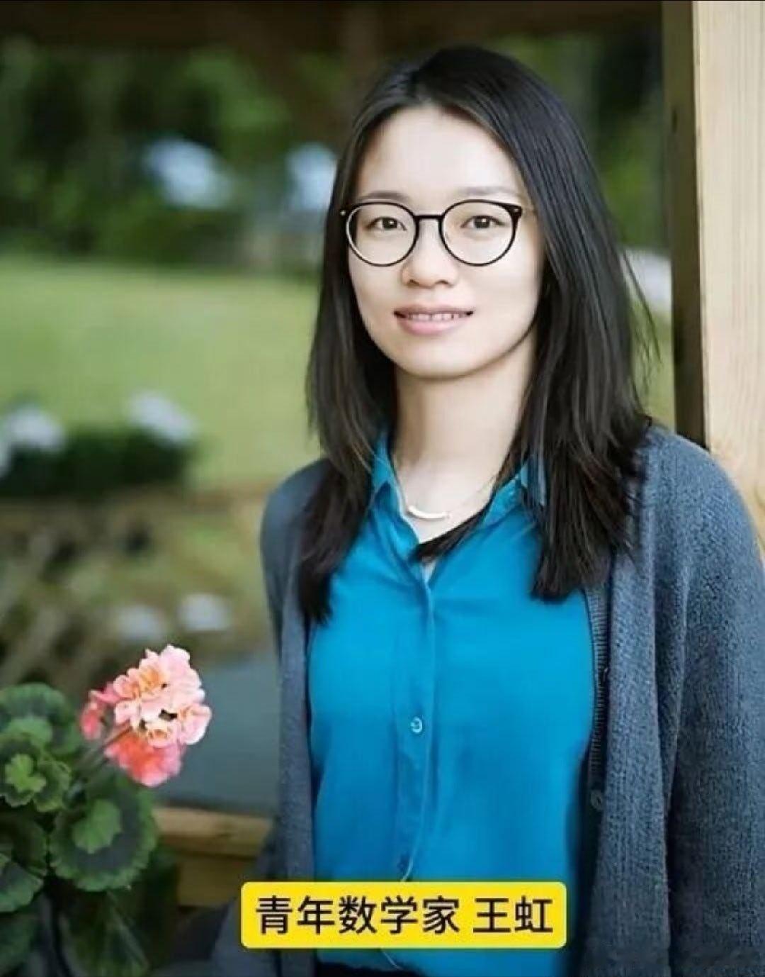 主持人站着听完45分钟王虹报告会  导师扒着窗户听她讲课：年轻人为什么在王虹身上