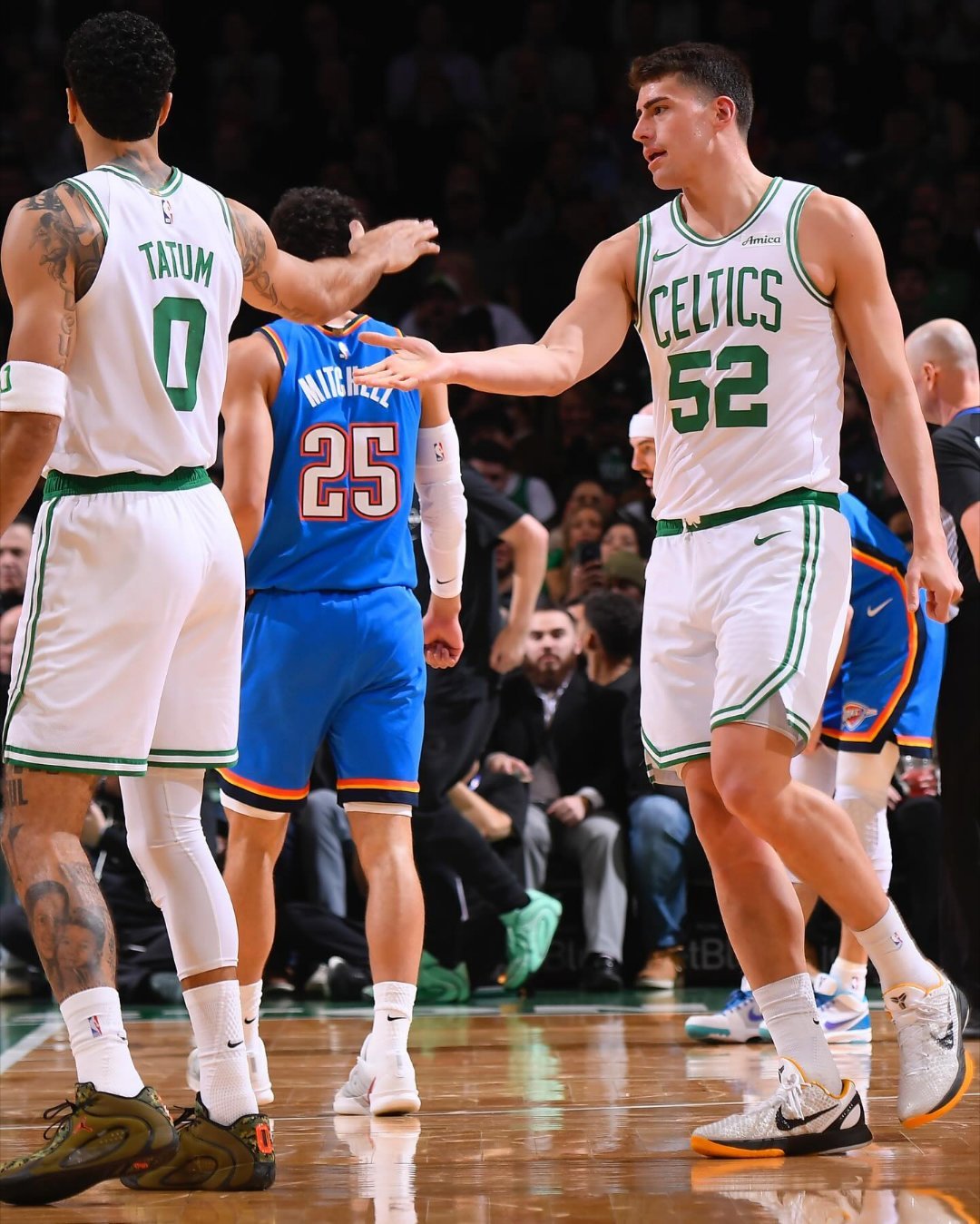 东契奇无对抗受伤轻松血洗湖人后，雷霆过去17场比赛拿到16胜1负，仅输一场凯尔特