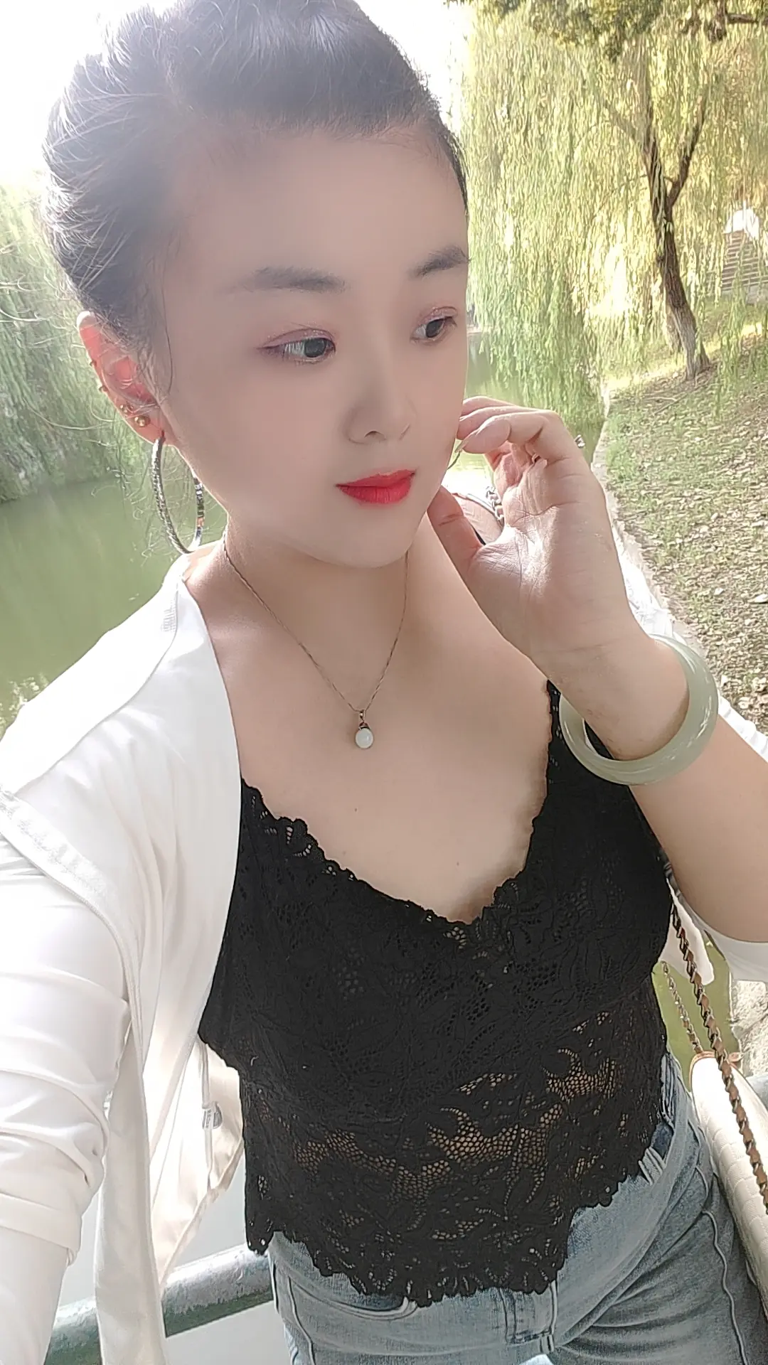 小时候虽然家庭不富裕 但我觉得挺幸福的 长大后比文凭我输了 结婚后比婚...