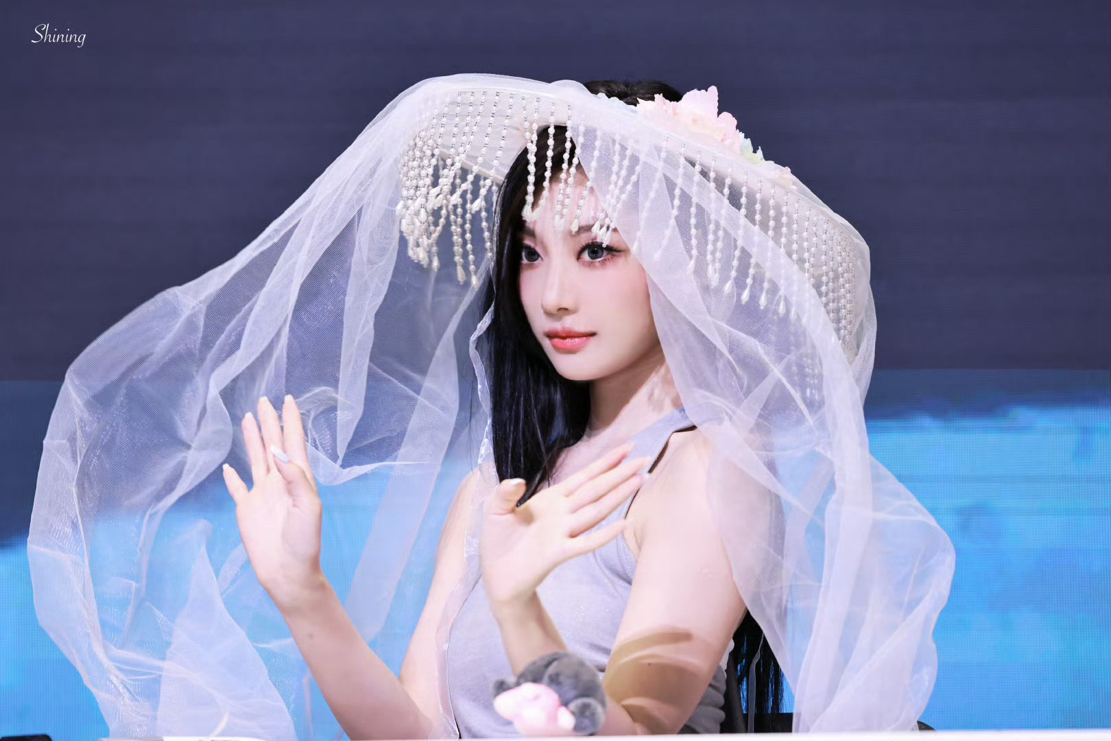 宁艺卓白纱斗篷侠女造型 宁艺卓今日份线下签售饭拍白纱斗篷侠女既视感好好看！猫爪可