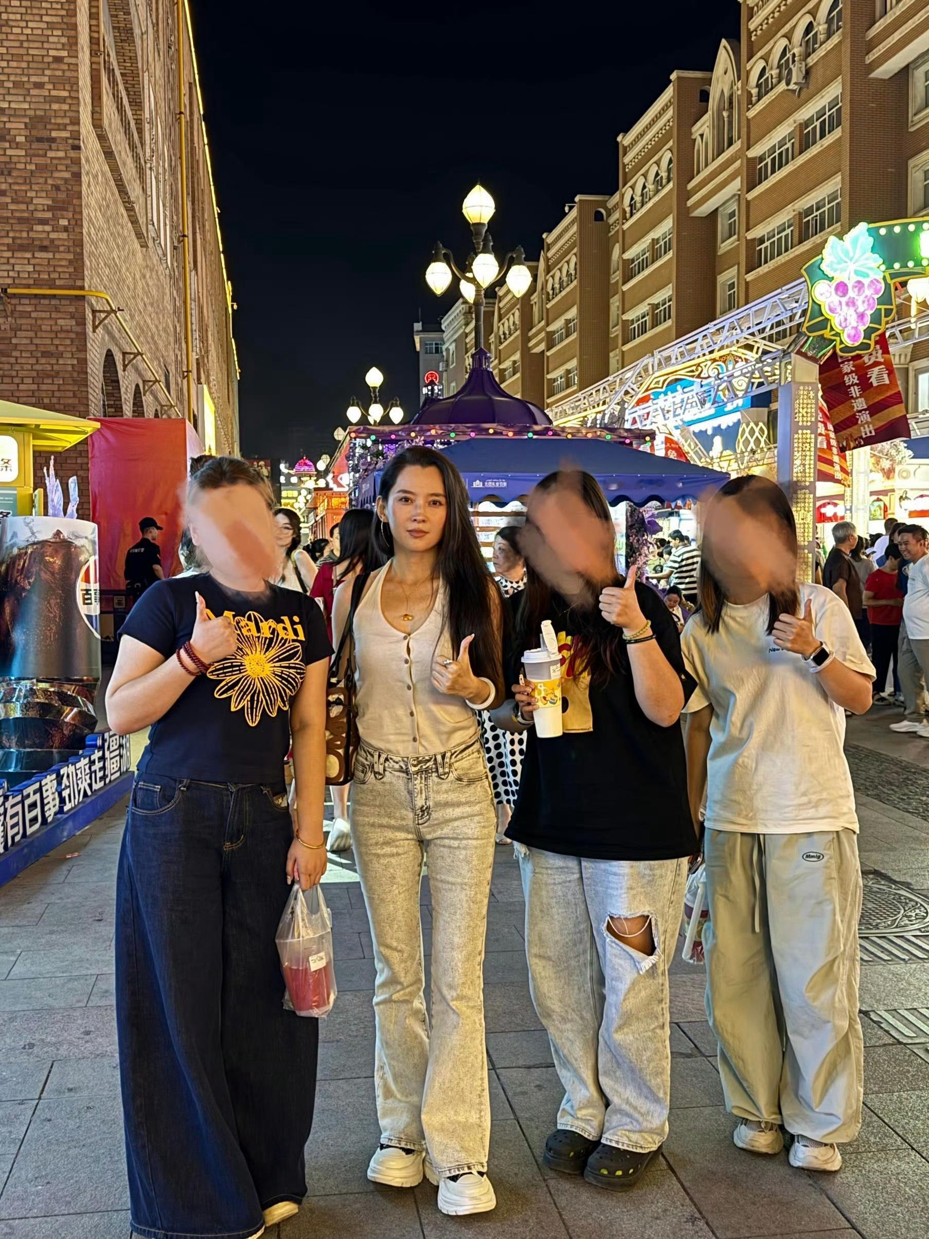 新疆偶遇森林北 网友新疆偶遇森林北！森林北好美啊～ 身材比例超棒！扛住了原相机镜