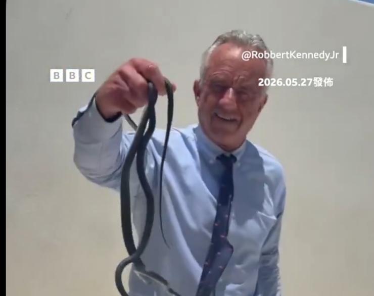美国卫生部长在自己家里抓蛇挥舞视频引发关注！
近日美国卫生部长小罗伯特在家里玩人