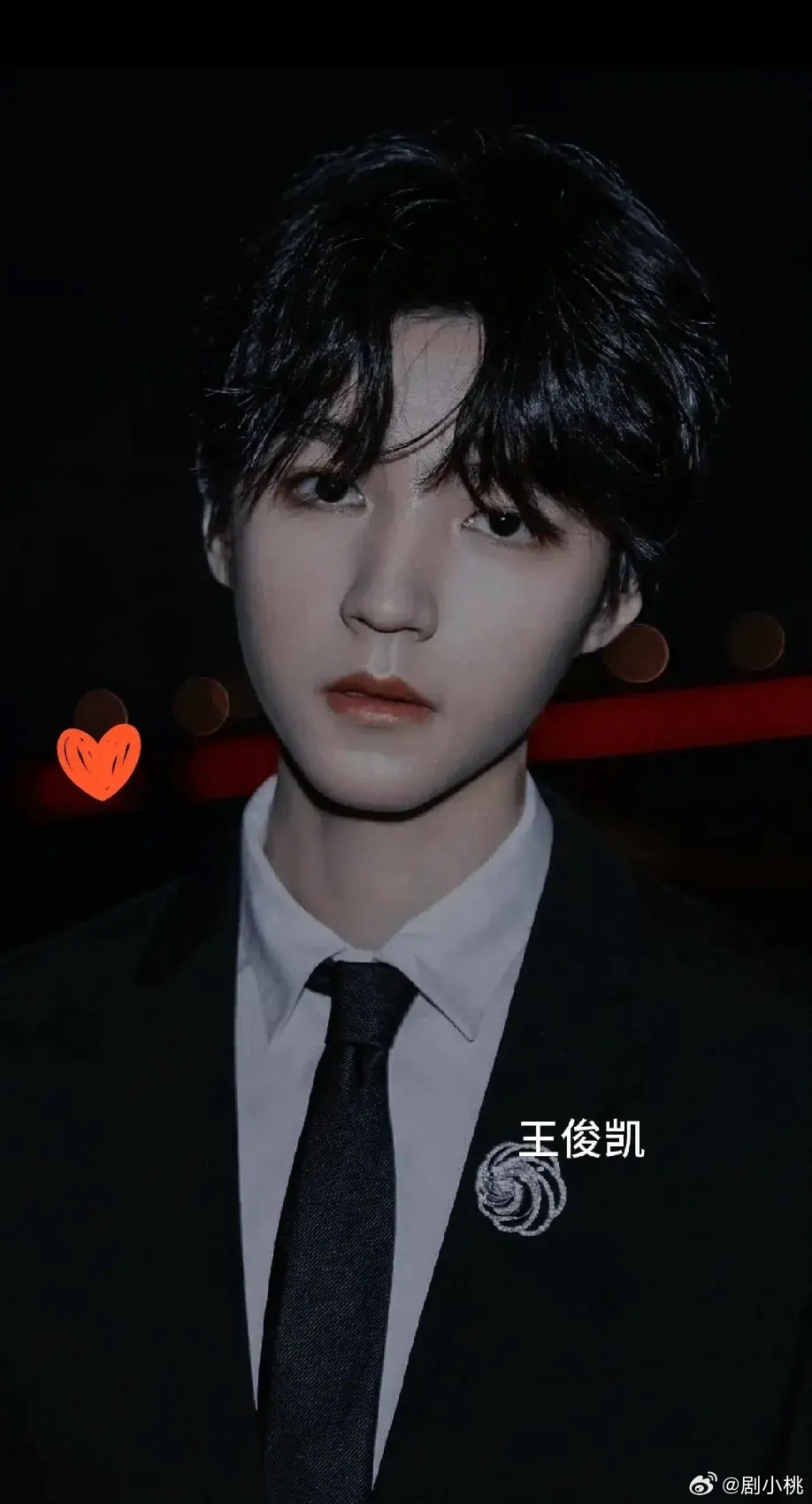 1、王俊凯接下来还会有《周游记》的飞行出演，7月份会官宣菲格拉慕的香水商务，后面
