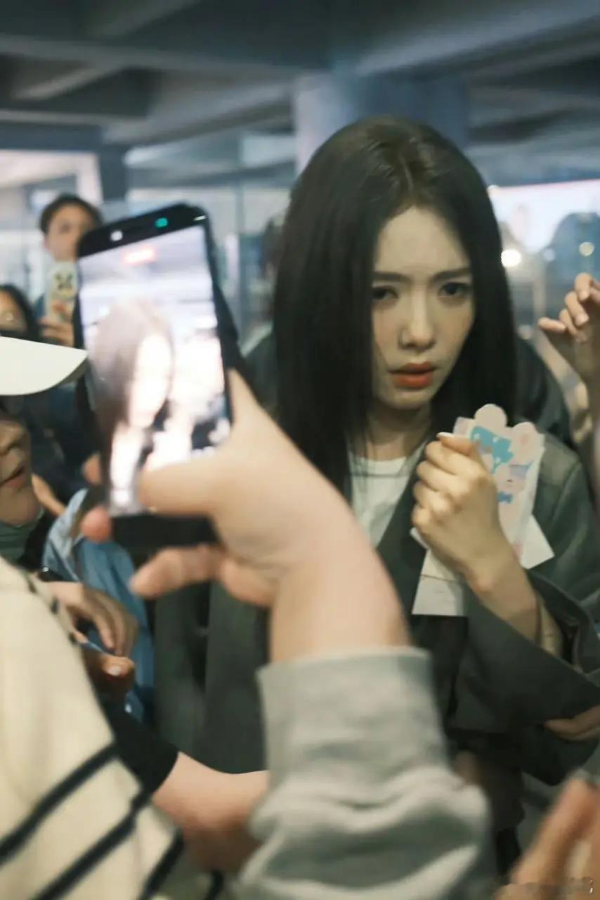 蔡文静被机场dp挤哭了，手机都快怼脸上了