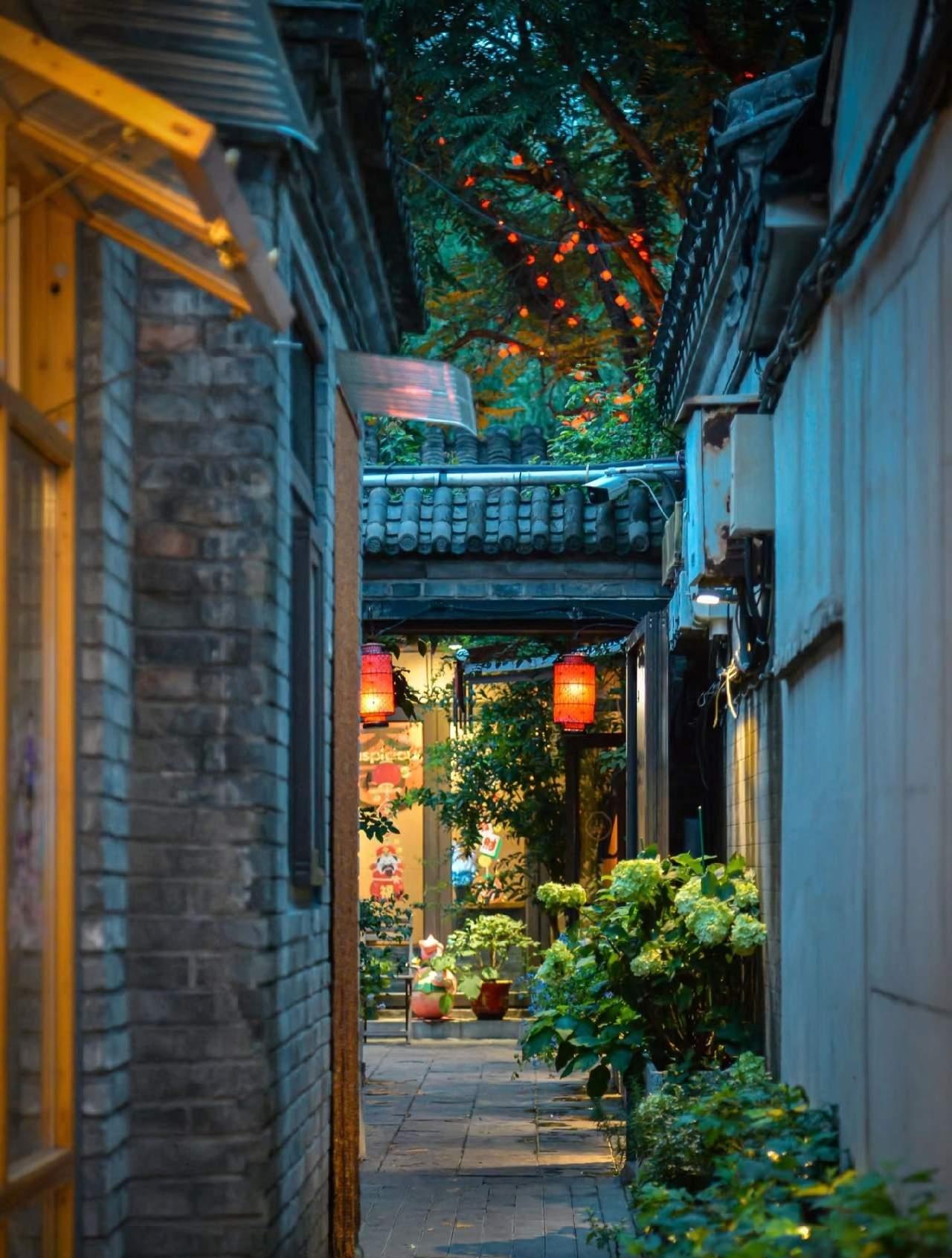 一段能够平复焦虑的话：
不结婚，晚年没伴，
结了婚不一定活到晚年，
不拼命工作，