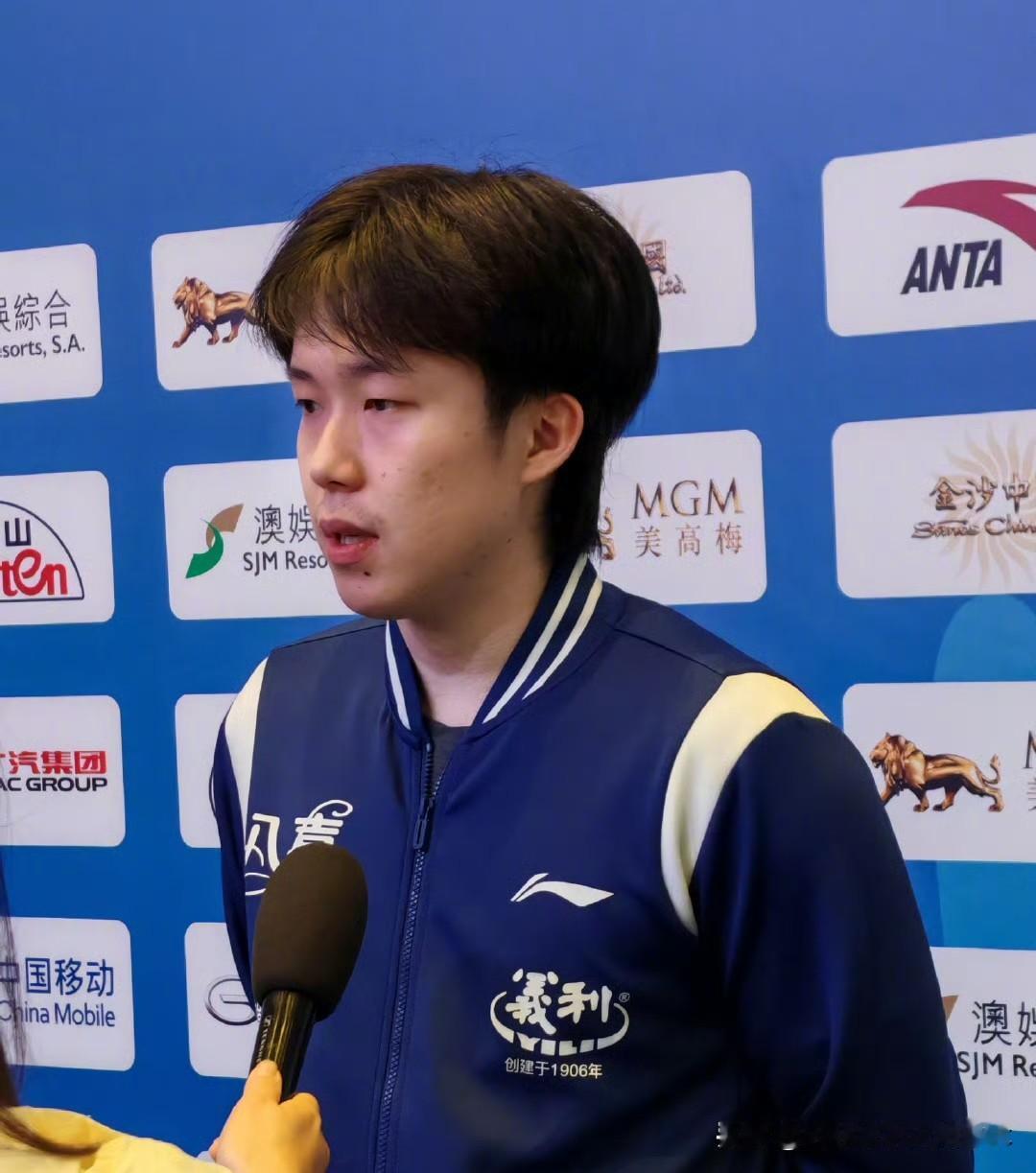 今晚王楚钦、林诗栋俩人也让球迷坐了一次过山车！王楚钦差点就被黄镇廷淘汰出局，激战