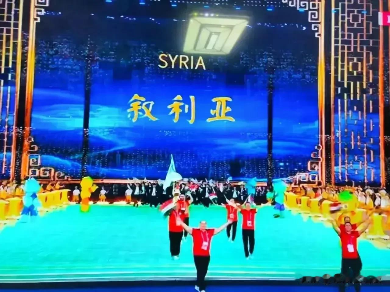 叙利亚凭什么赢得了中国人民的尊敬？因为我们也曾淋过雨，知道雨中有伞的感受！

这