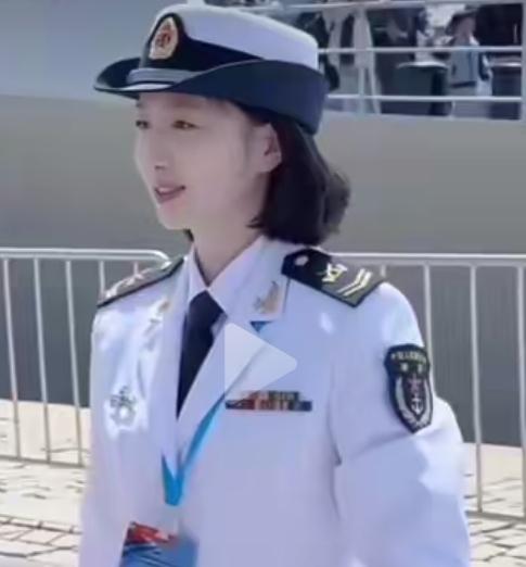 王茂茂是不是比从前更漂亮了？
！
日夜苦练军旅练就一身正气一身真本事，英姿飒爽！