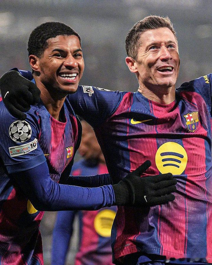 今天“梅开二度”的罗伯特·莱万多夫斯基，在个人二十一年的职业生涯中首次在正式比赛