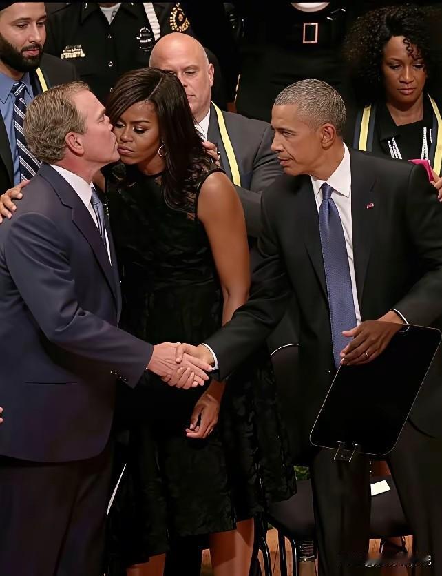 这是什么礼节，一边亲着别人的老婆，一边和别人的老公握着手，这也太开放了吧。