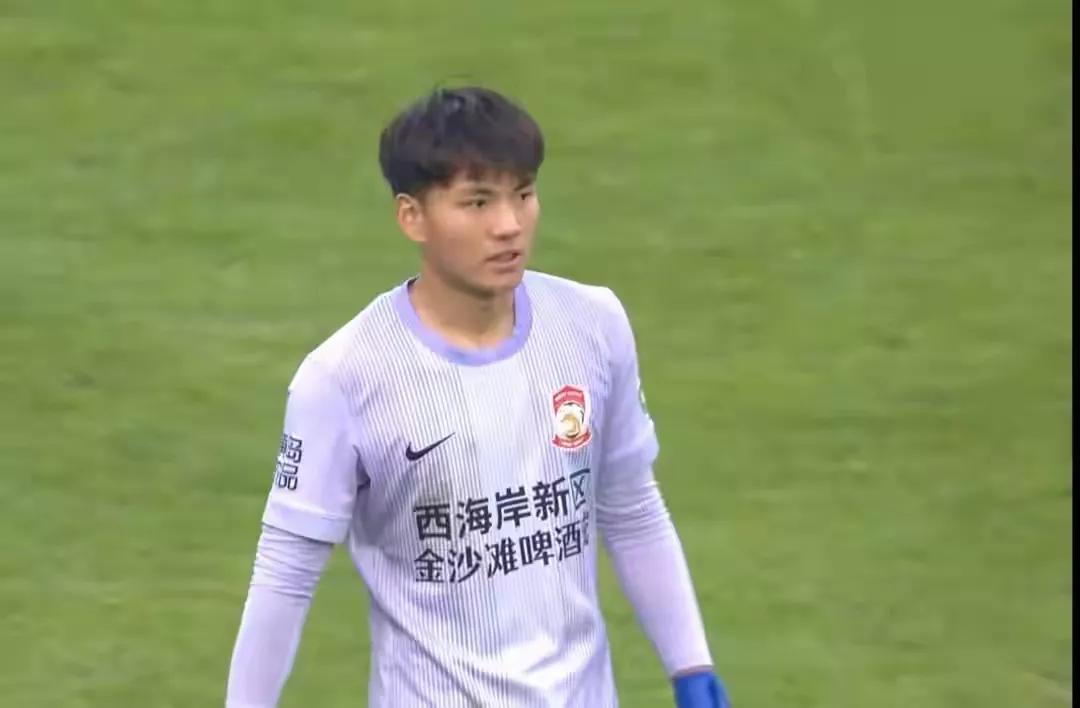 青岛西海岸真的离不开李昊  他就是球队的大闸

赛季前，青岛西海岸送走了中场大将