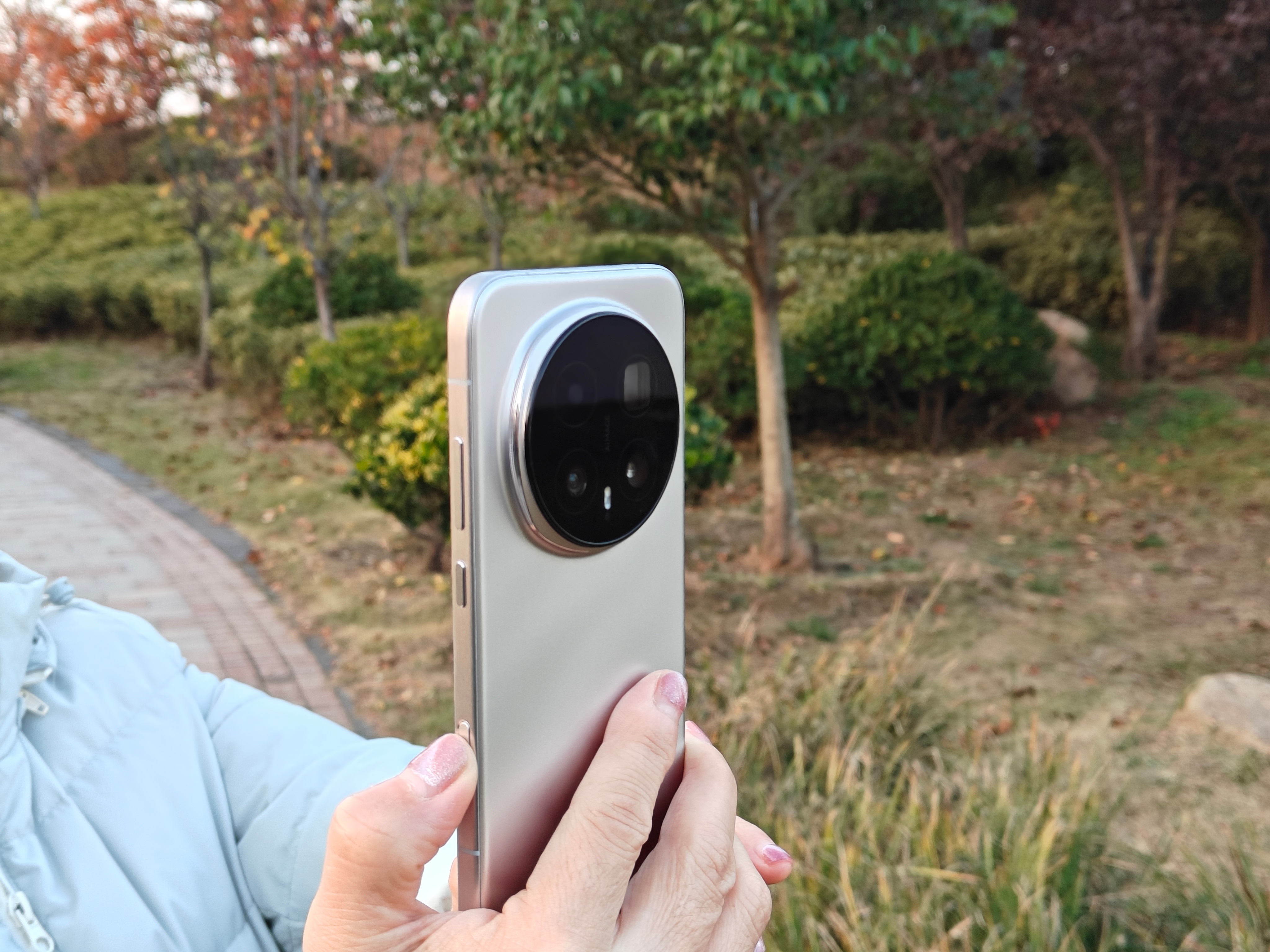 普通湿巾就能擦掉色！这是啥工艺？给你们看看我的荣耀Magic8 Pro！手感太好