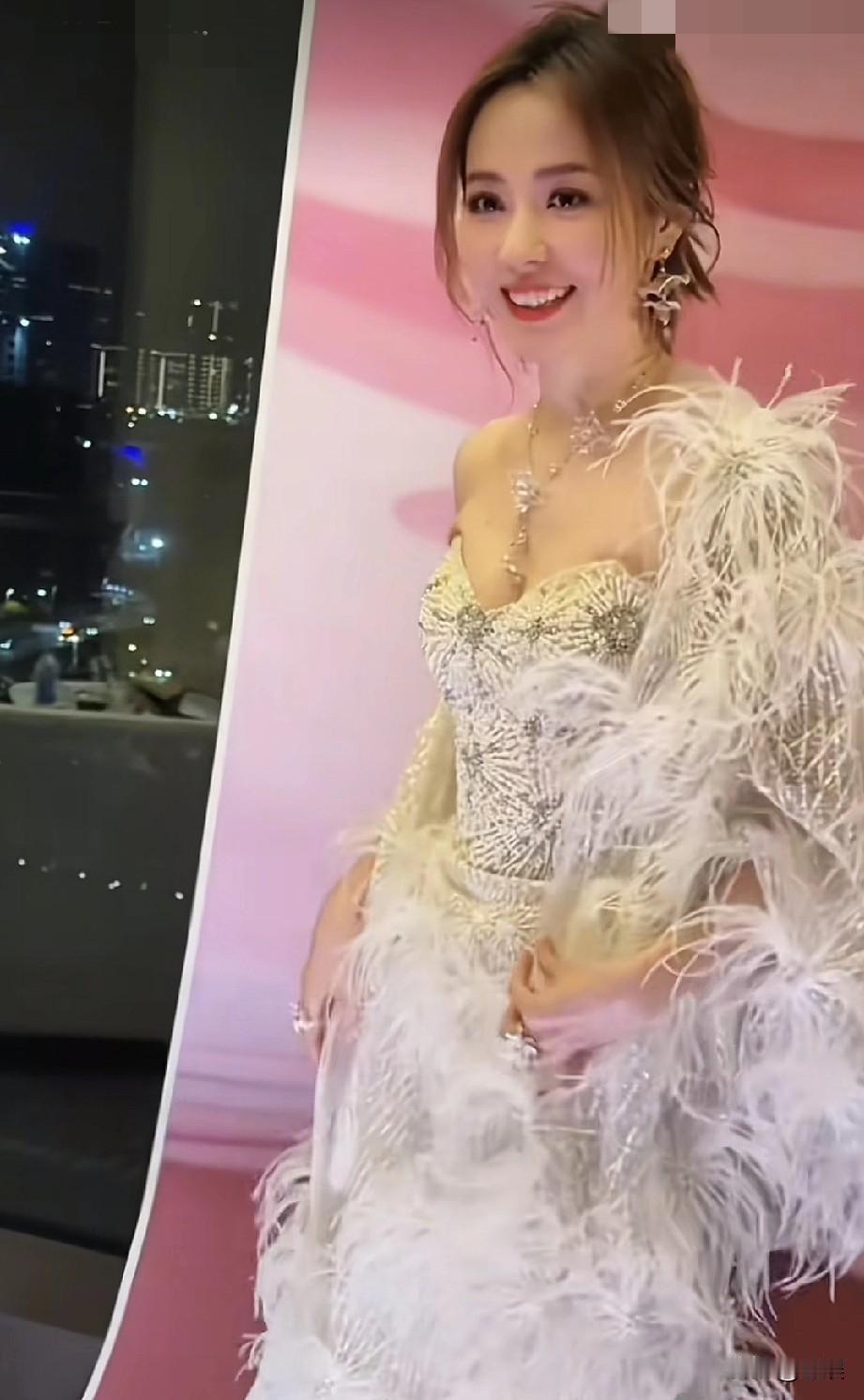 张靓颖笑容灿烂