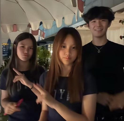 甜馨否认恋爱甜馨才14岁啊，就因为在网上晒了束红玫瑰花，被一群人追着问是不是男朋