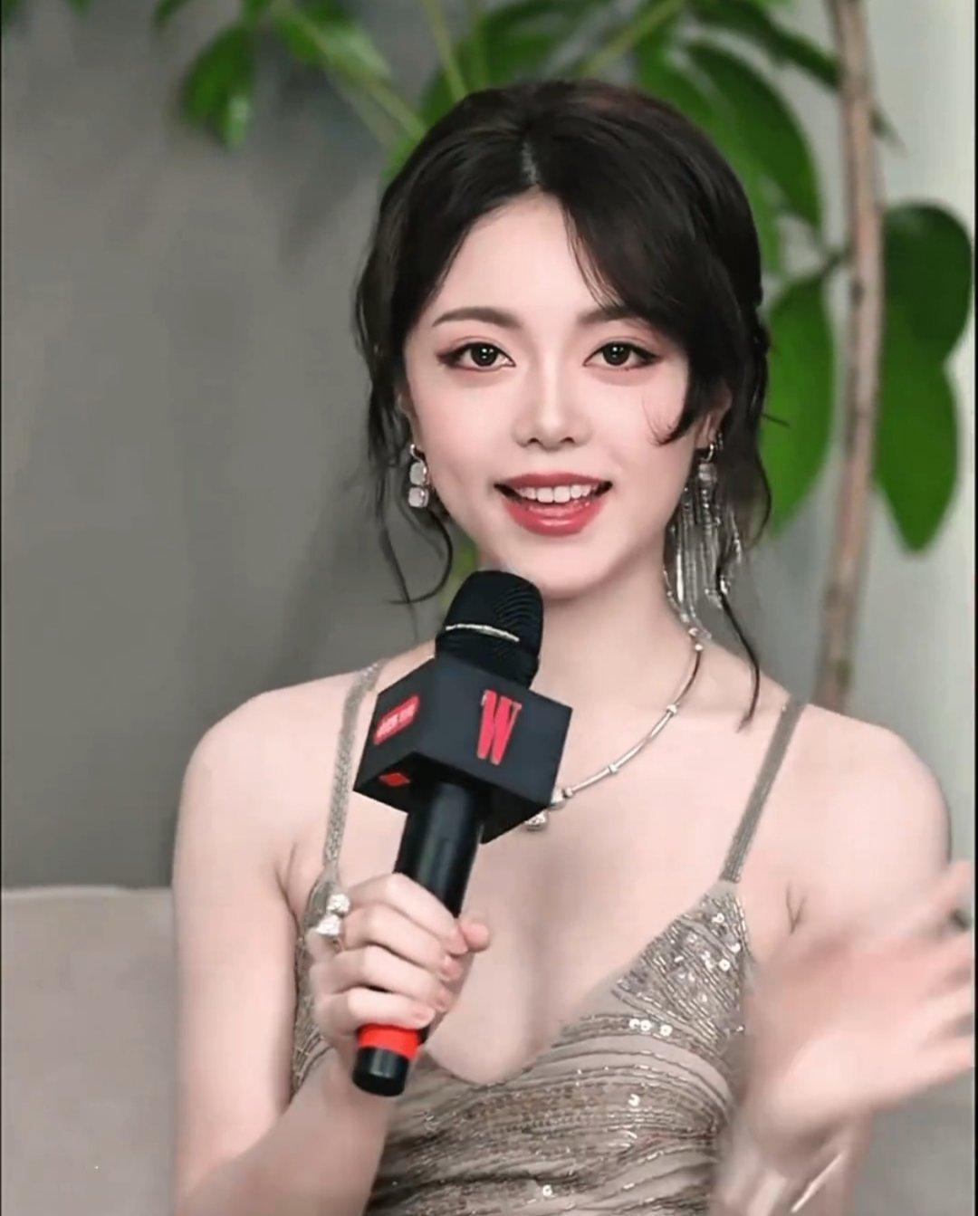 赵今麦眼妆邻家有女初长成！[心][心]赵今麦也从清纯学生气逐渐发展为兼具性感与清