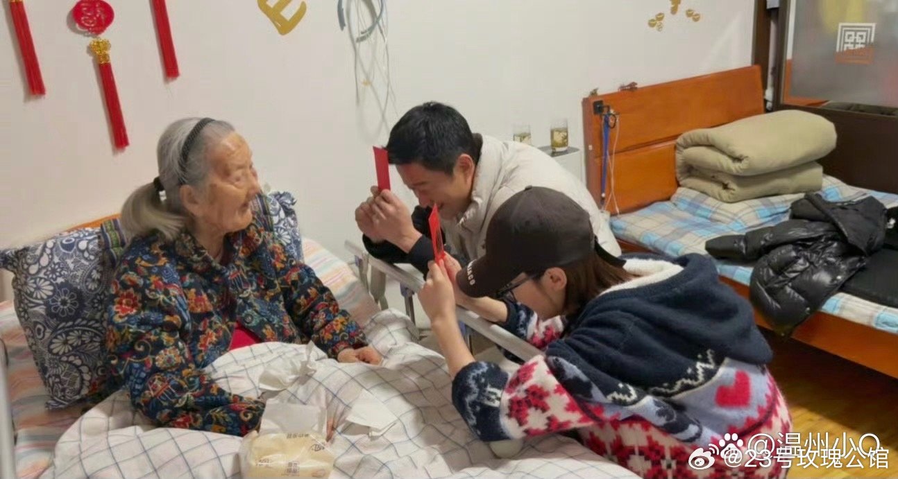 吴京和谢楠跪地给奶奶拜年，据说吴京的奶奶都103岁了，好长寿啊。 