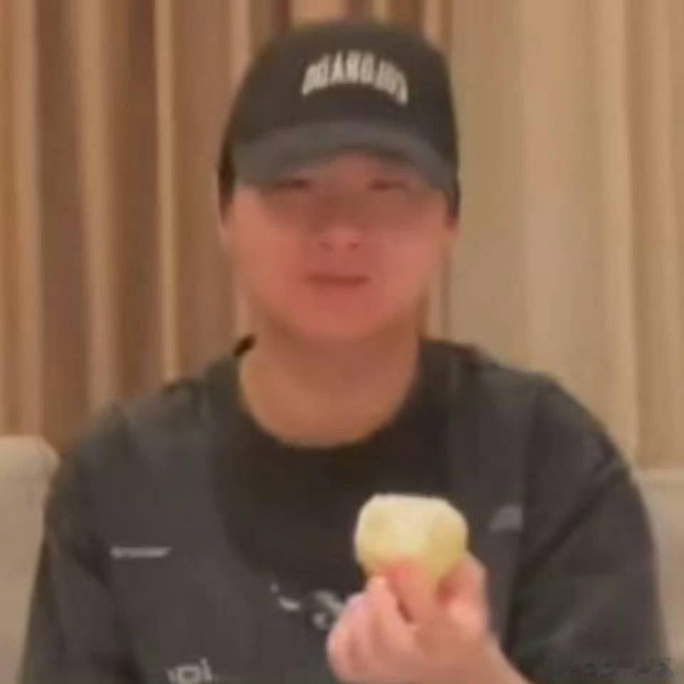 笑得我，大伙坐一块儿直播看球赛呢，高超搁这打游戏来了，好一个呆萌的电竞男孩