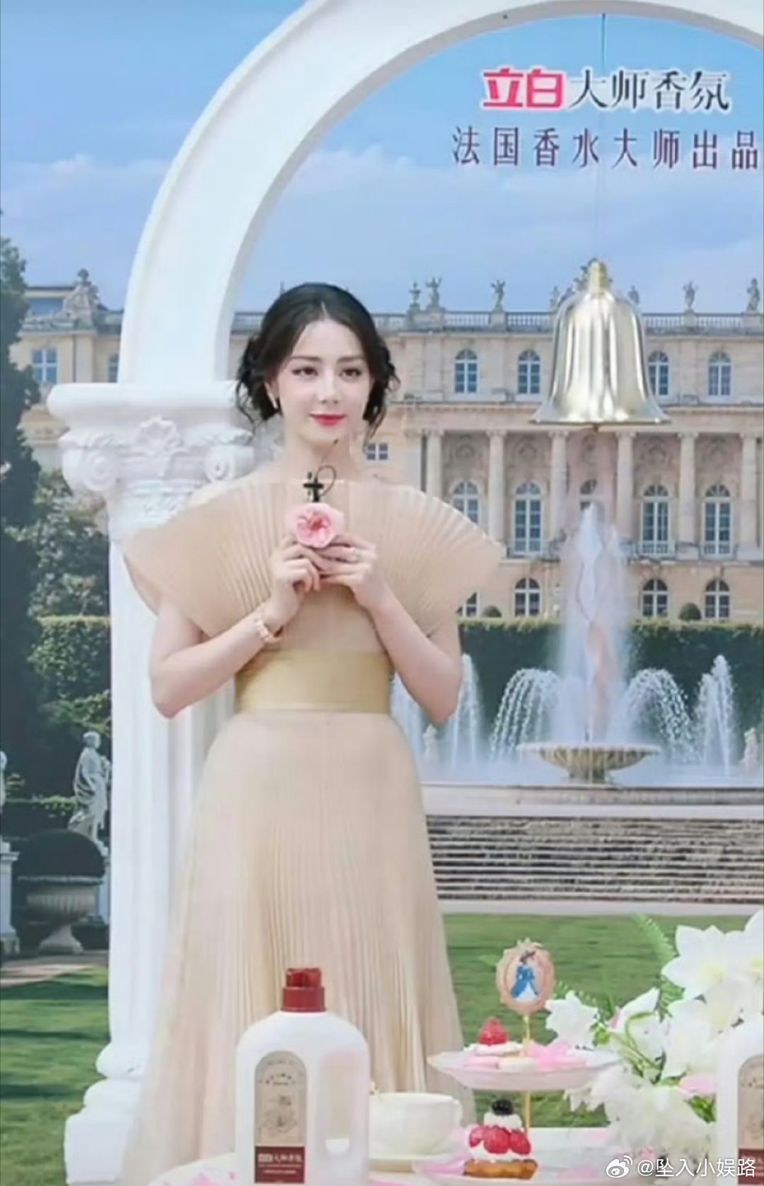 迪丽热巴都快40了 怎么还弄这种小姑娘的造型 