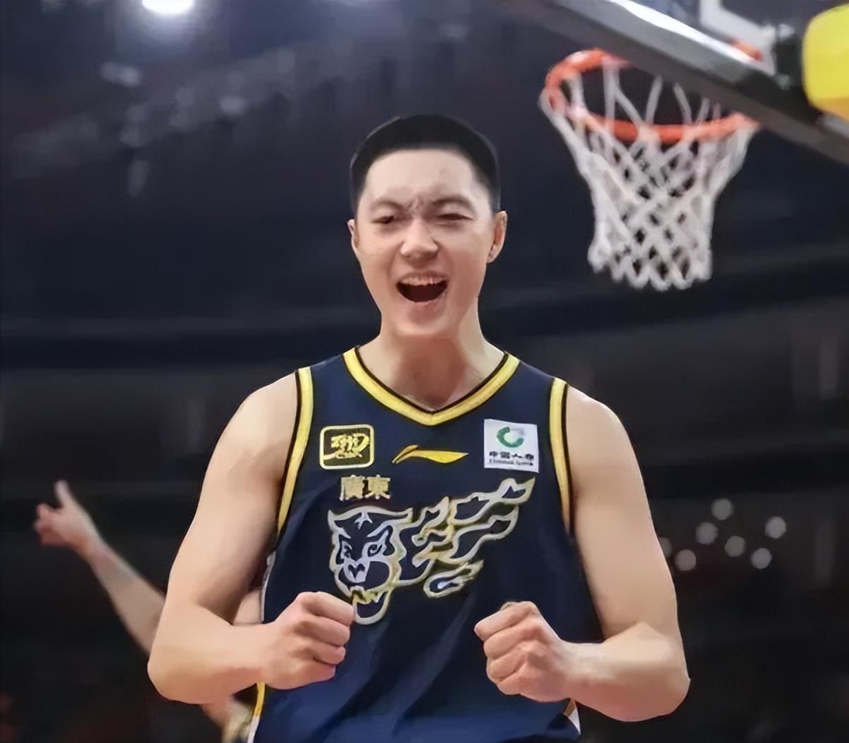 广东宏远现在估计肠子都悔青了。后悔的不是前两场连败丢了人，也不是没早点让崔永熙多