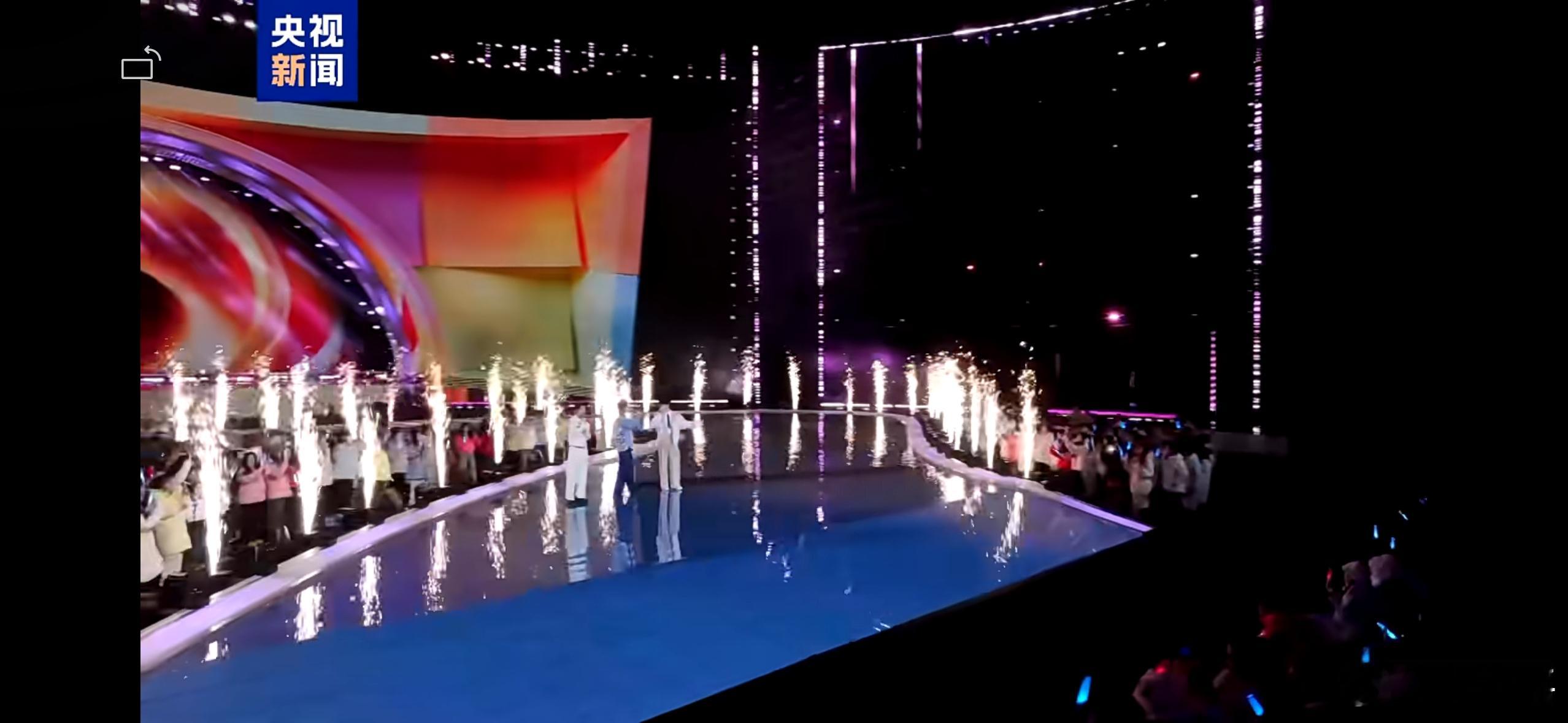 跨年晚会节目单大家今天准备看晚会吗，还是出去玩呀？看的话，选哪个台的？ 