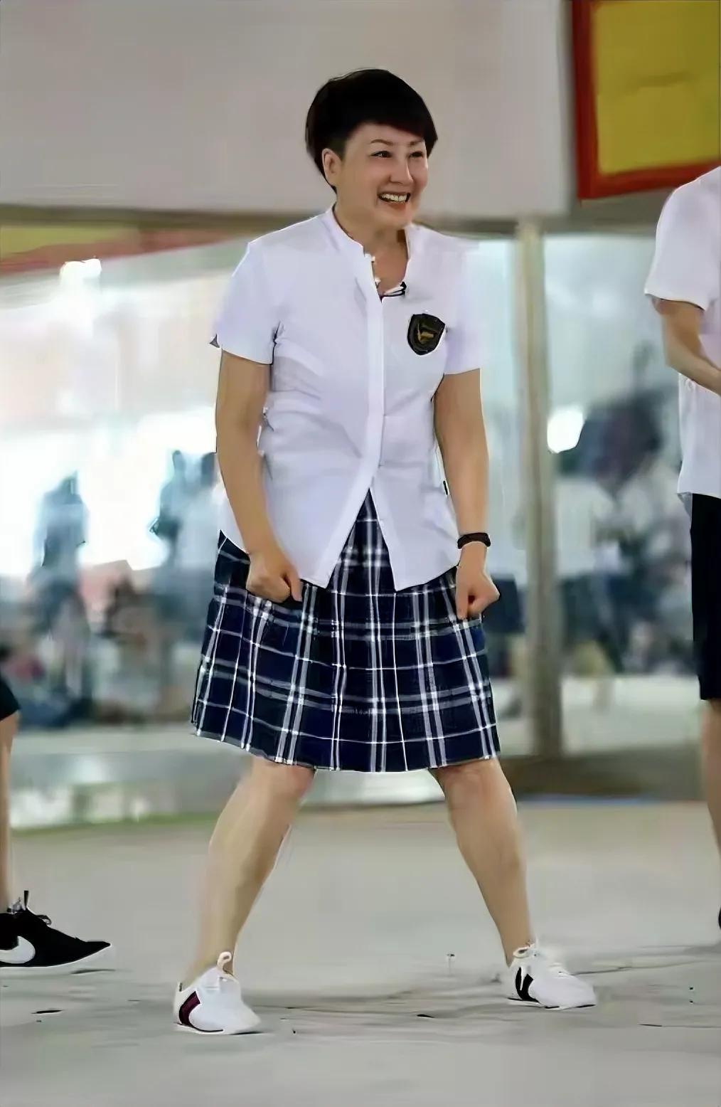 张凯丽的这身衣饰是什么风？学生青春风？我觉得，年龄大了，还是选择适合自己年龄的衣