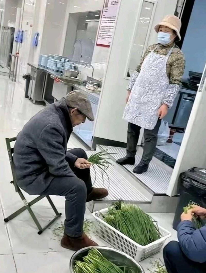 刘强东父母现身京东食堂做帮厨这事儿，就很好地印证了这点。即便儿子已经是商业巨擘，