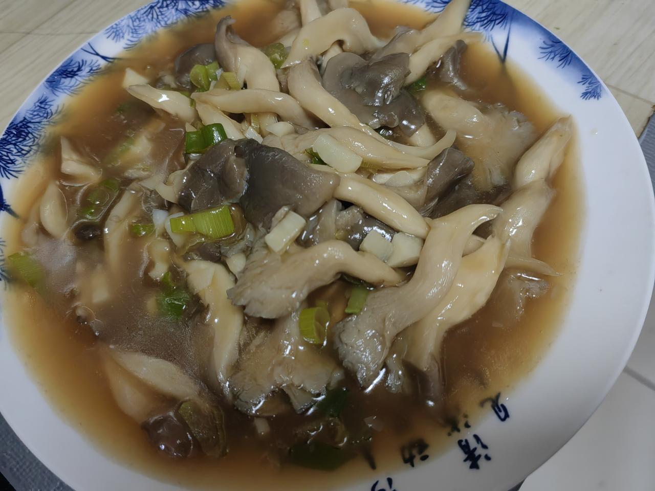 父女俩的午餐，平菇和西芹木耳。另外女儿烤了鸡翅，我蒸了两根腊肠。
光盘。女儿说不