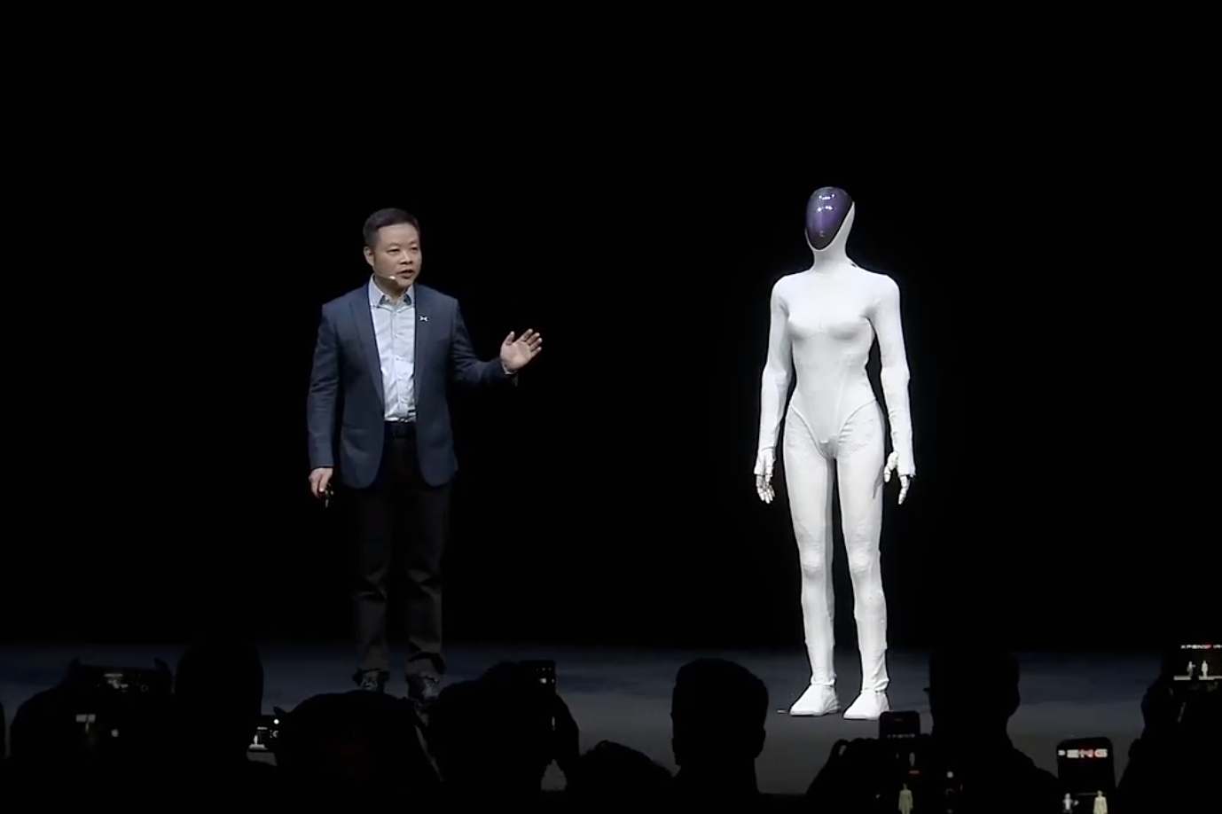 卧槽 小鹏这机器人走路真的很像人啊！ ​​​